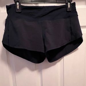 Lululemon, size 6, speed up 2.5 inch